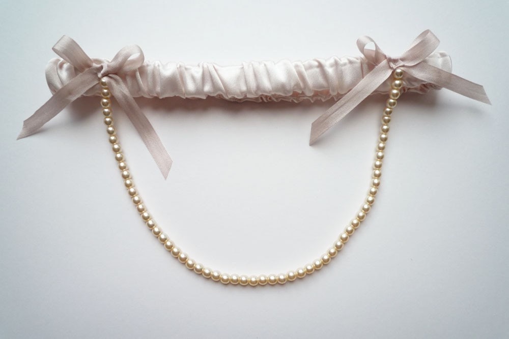 Carrie draped pearl garter