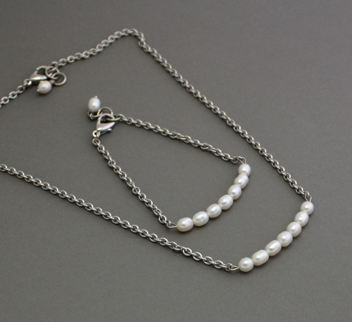 White pearls bridal necklace and bracelet set