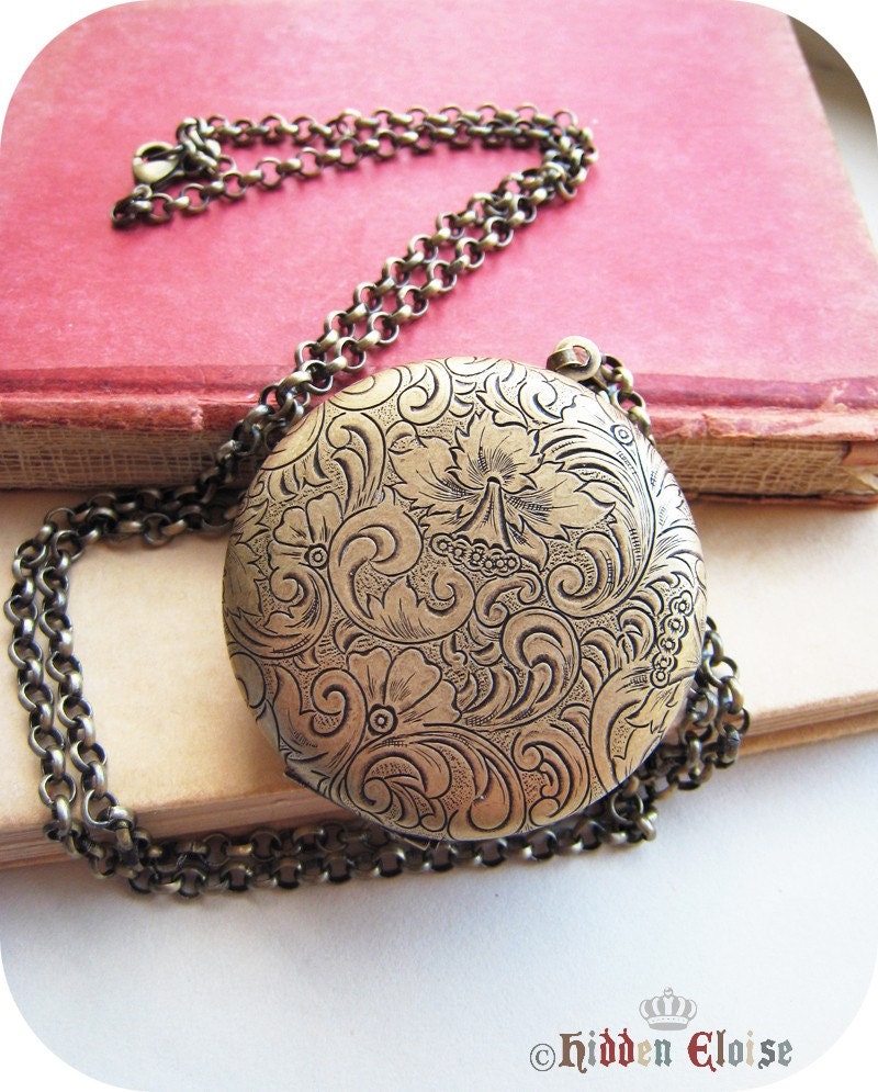 SPRING SALE -- Precious Grande Round Art Locket -Envy- F06