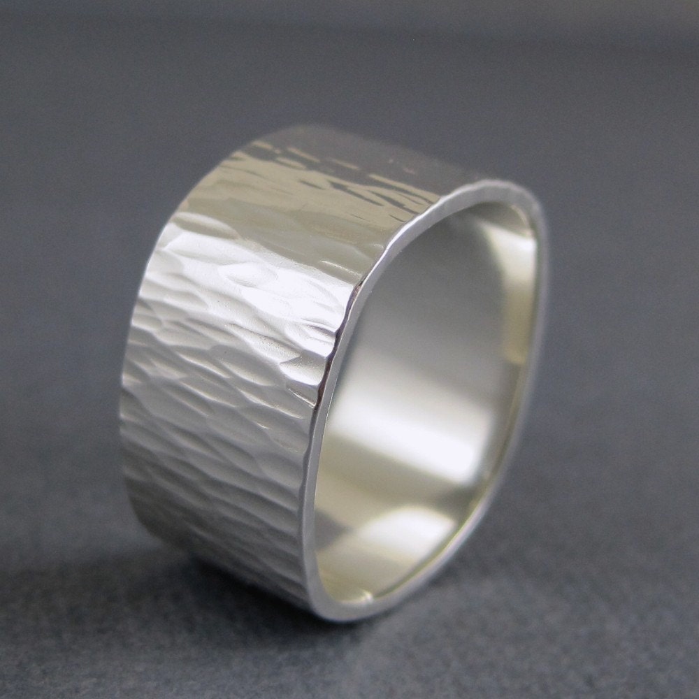 Square hammered sterling silver ring  with your custom inscription - Ripples finish - 10mm wide