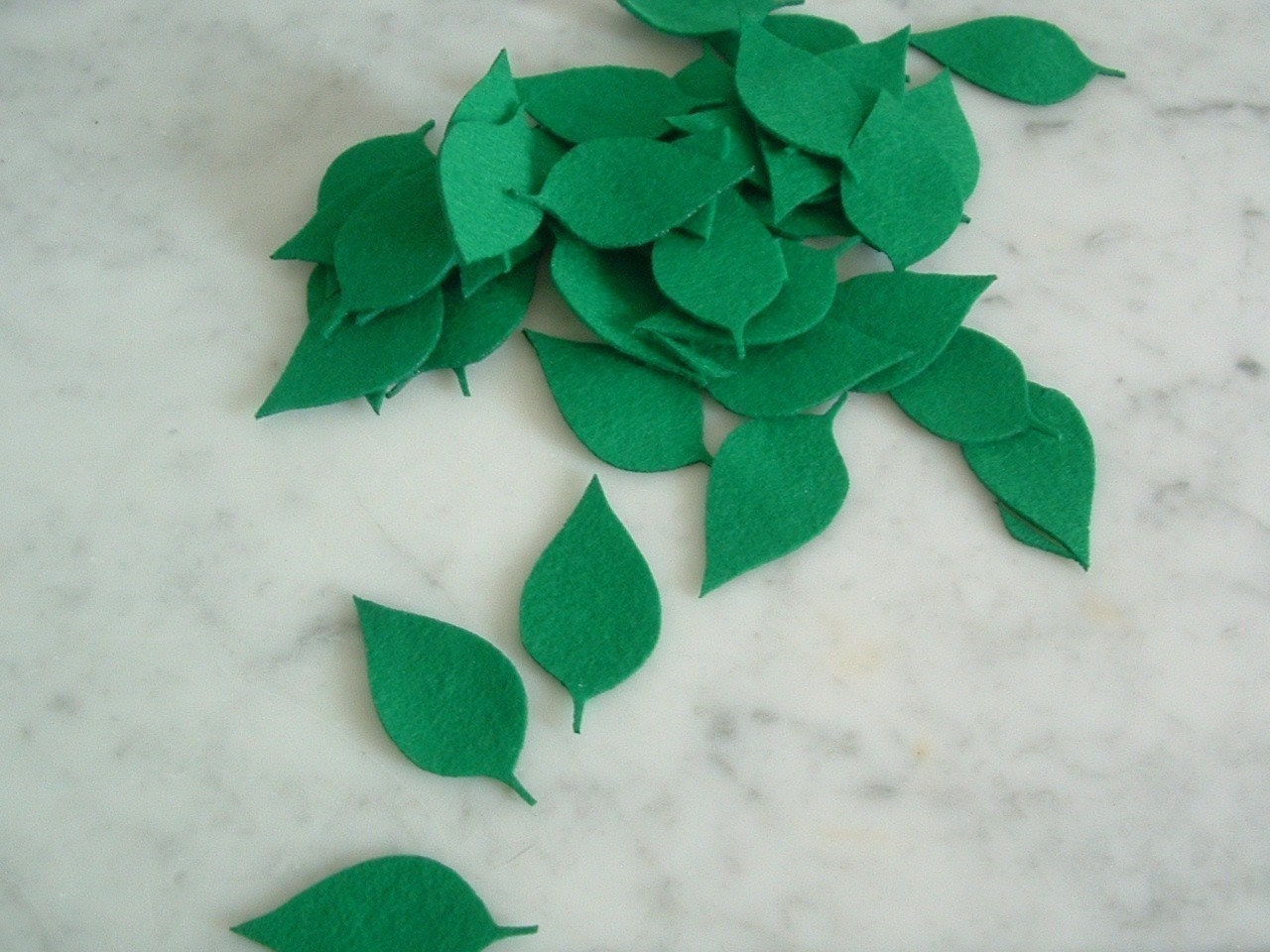 L107 --20 classic leaves on green felt 2 inch