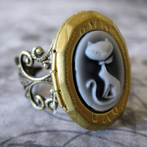 Gothic Cameo Poison Locket Ring - Retro Kitty - Joeys Feline Friends