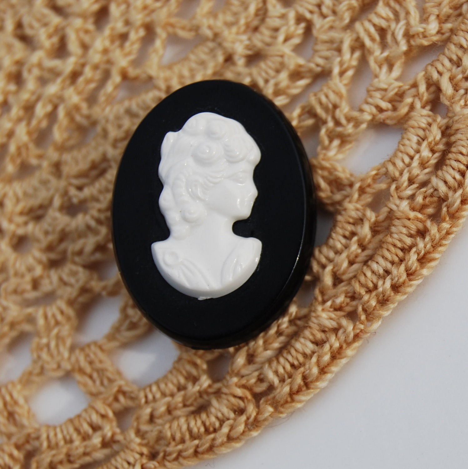 vintage CAMEO brooch  /  1970s Marie Antoinette silhouette pendant brooch