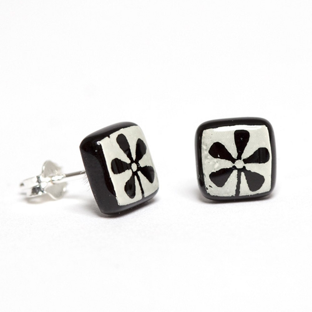 Flower  Stud Earrings Glass Black White Enamel Sterling Silver 925