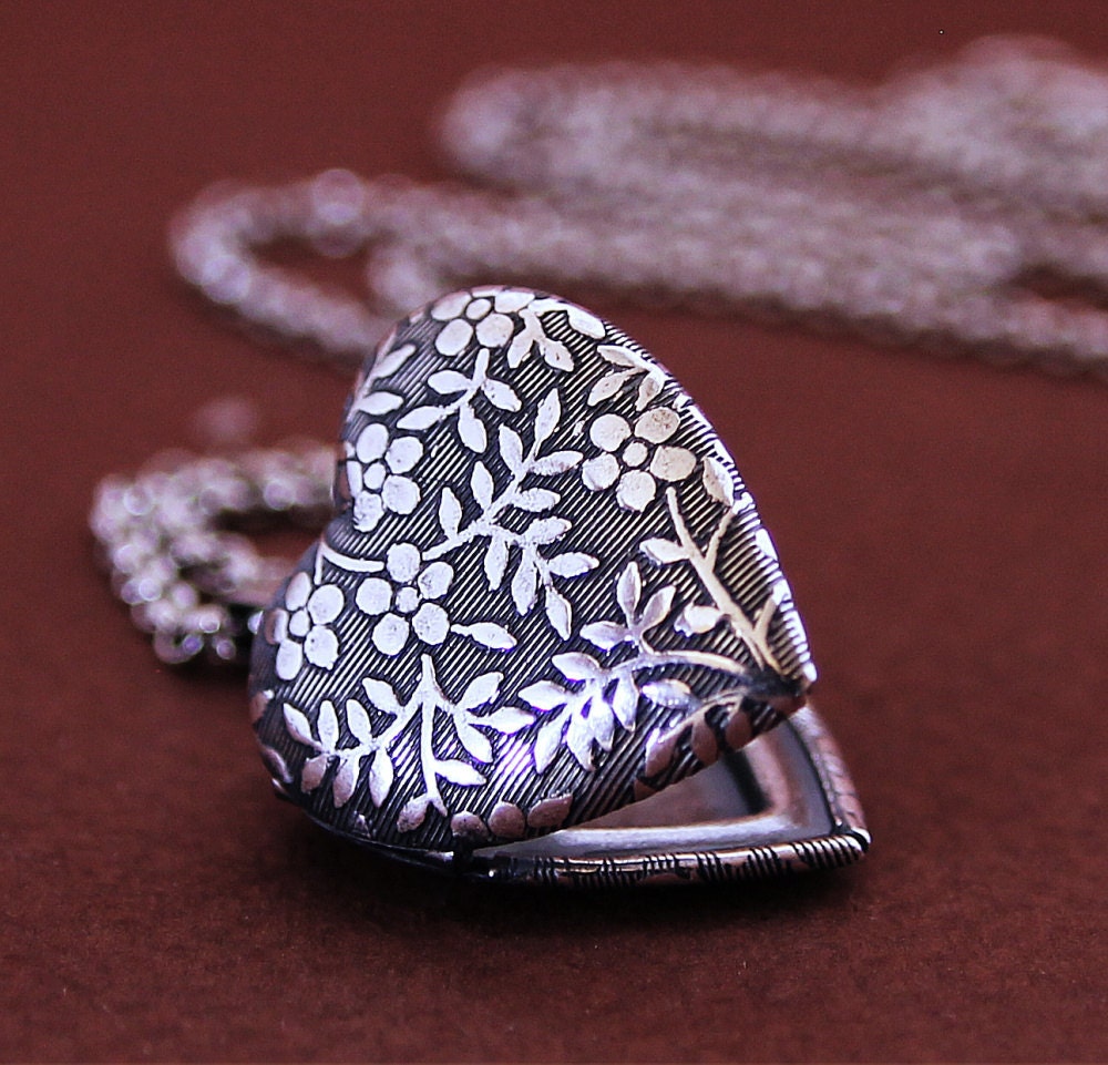 Forget Me Not - Tiny Heart Locket - Silver Edition