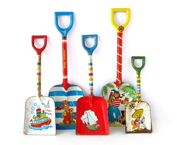 An Instant Collection of TIN SHOVELS - Set of 5