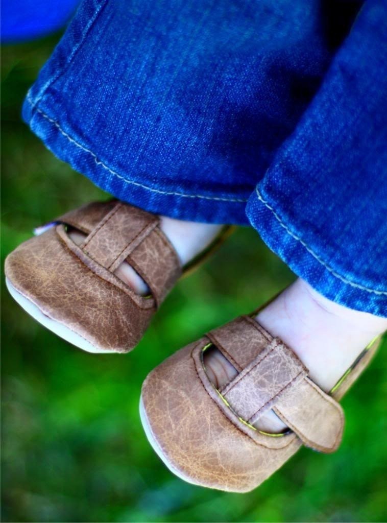 leather t-strap shoes