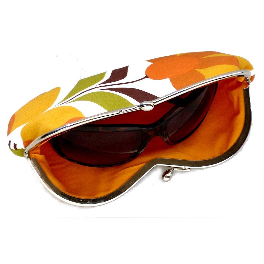 Sunglasses Case in Light Cherry Red and Cream Floral Blossom - Kisslock Frame Glasses Case