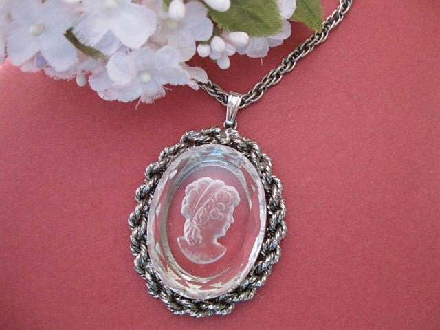 Vintage Glass Intaglio Cameo Pendant/Necklace