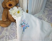 Vintage 'Flower Basket' Handmade Embroidered Crochet edge Tatting Table Runner Doily home decor housewares collectibles linens antique
