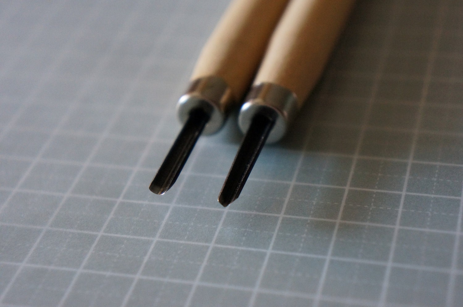 Set of 2 Carving Tools for Rubber and Wood - the U and V cutter