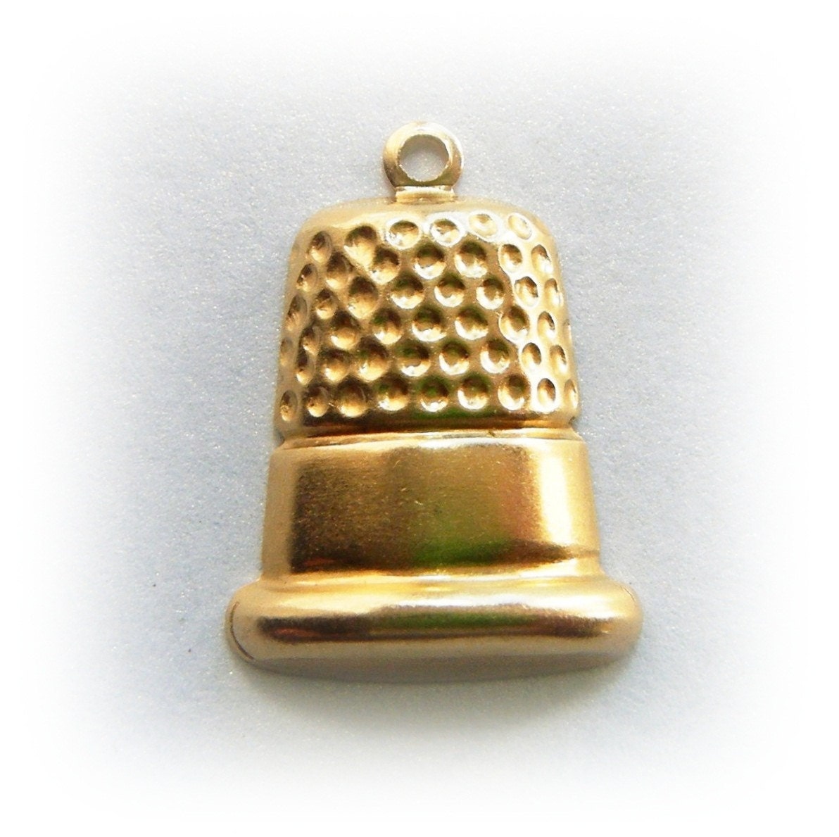 10 Sewing THIMBLE Brass Charms and Jewelry Findings (BG)