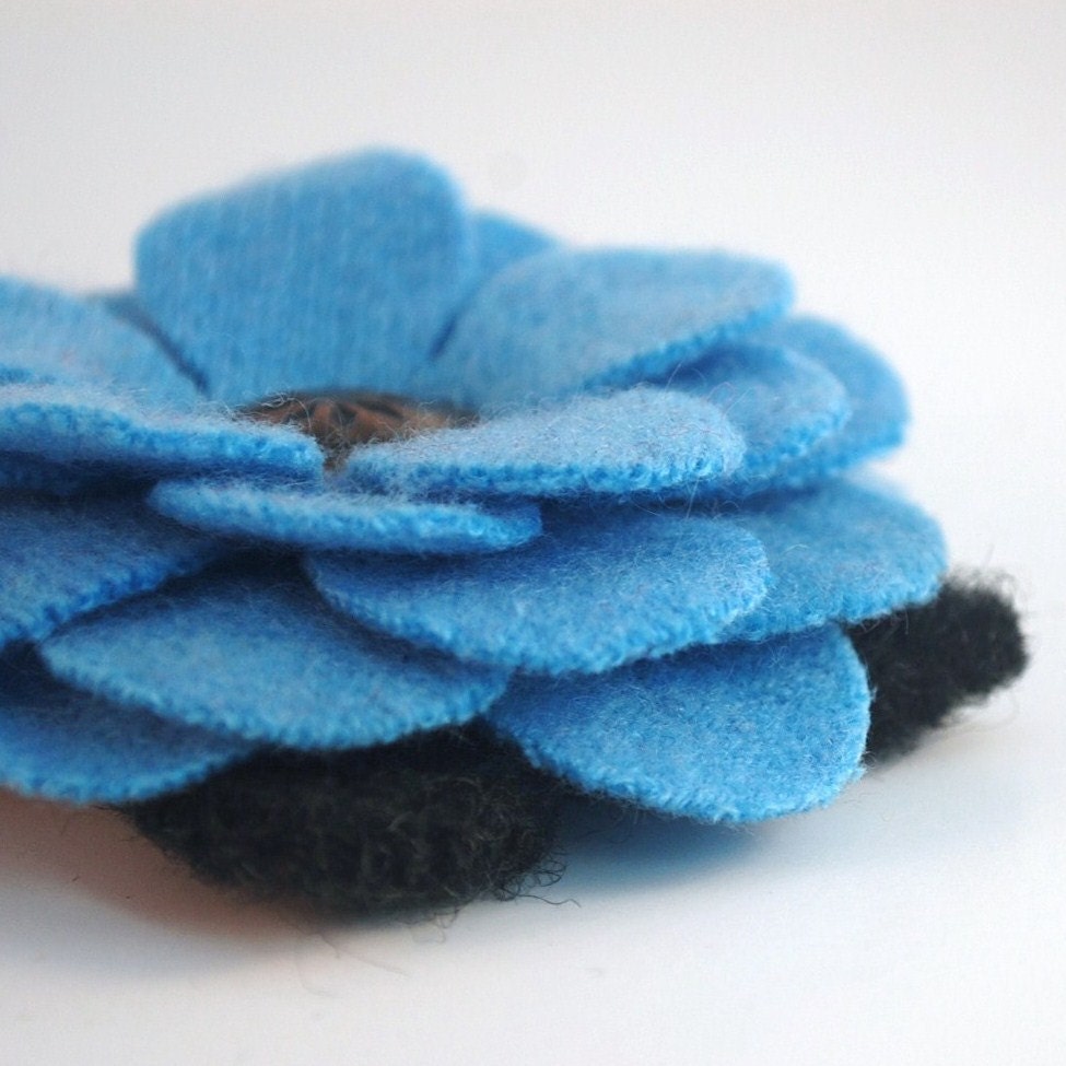 Cashmere Bahama Blue Marsh Daisy - Recycled Wool Flower Pin