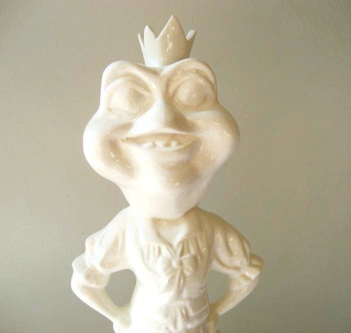 Mary Queen Dino Lady