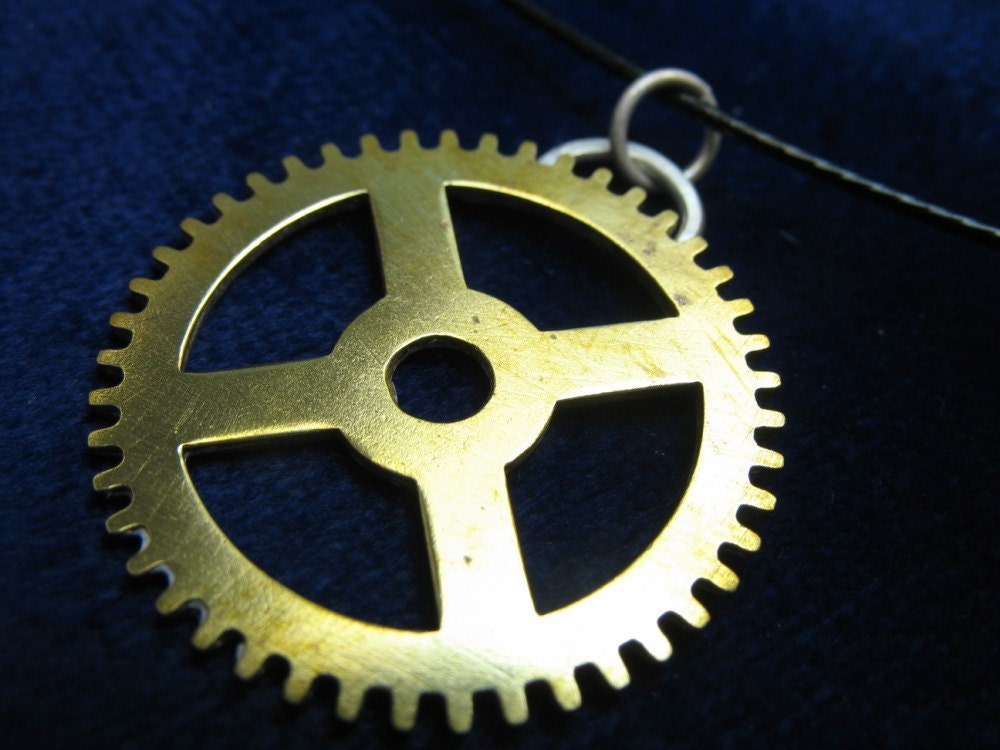Unisex gear pendant, medium size
