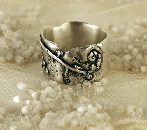 Graphic fern ring