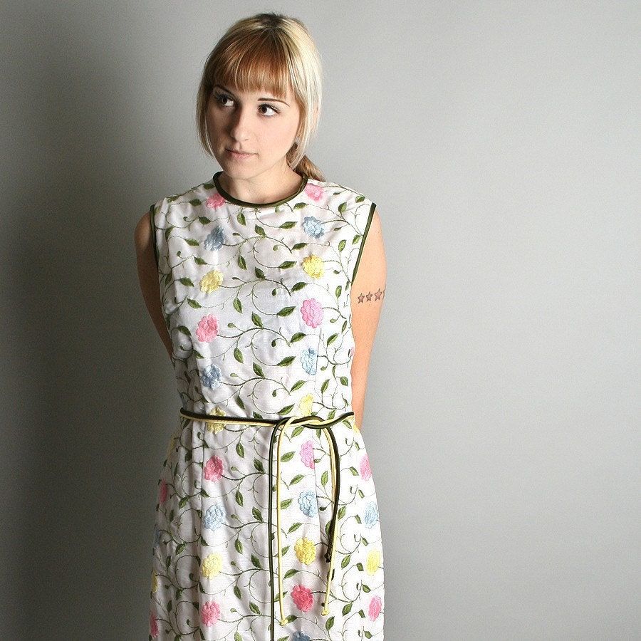 1960s Tunic Dress Pastel Colorful Embroidered Floral Picnic Dress Large Spring Fashion - zwzzy
