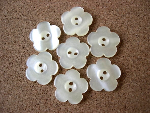 6 Vintage buttons, flower plastic 20mm white for button jewelry, wedding, crafts