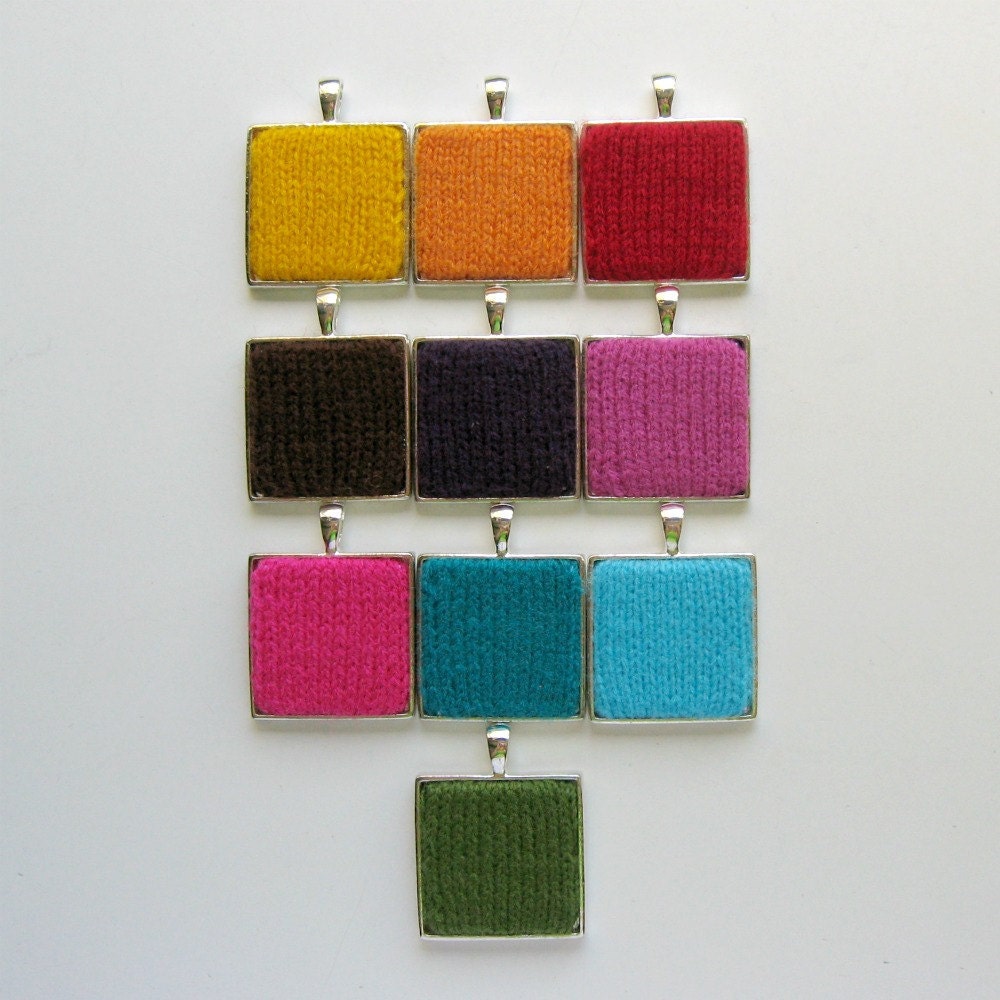 Knitting Jewelry: Square Necklace in Green on Silvered Base