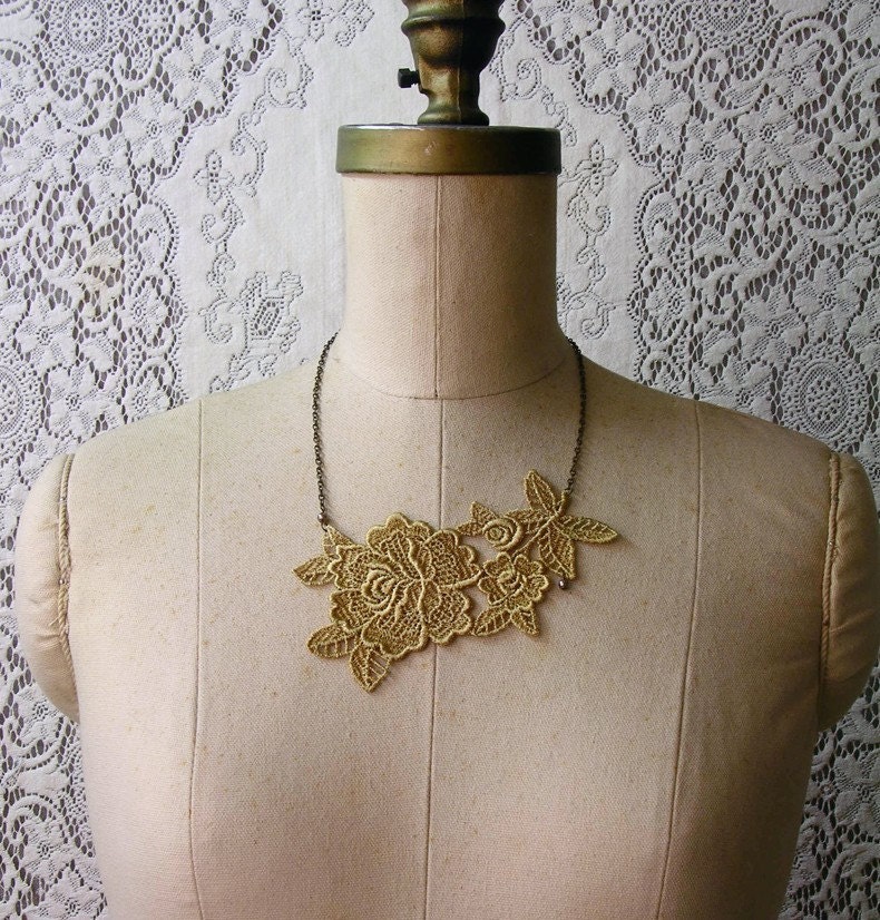 lace necklace -MIRIELLE- (saffron)
