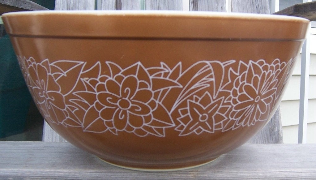 Pyrex mixing bowl / woodland pattern / brown and white / flower