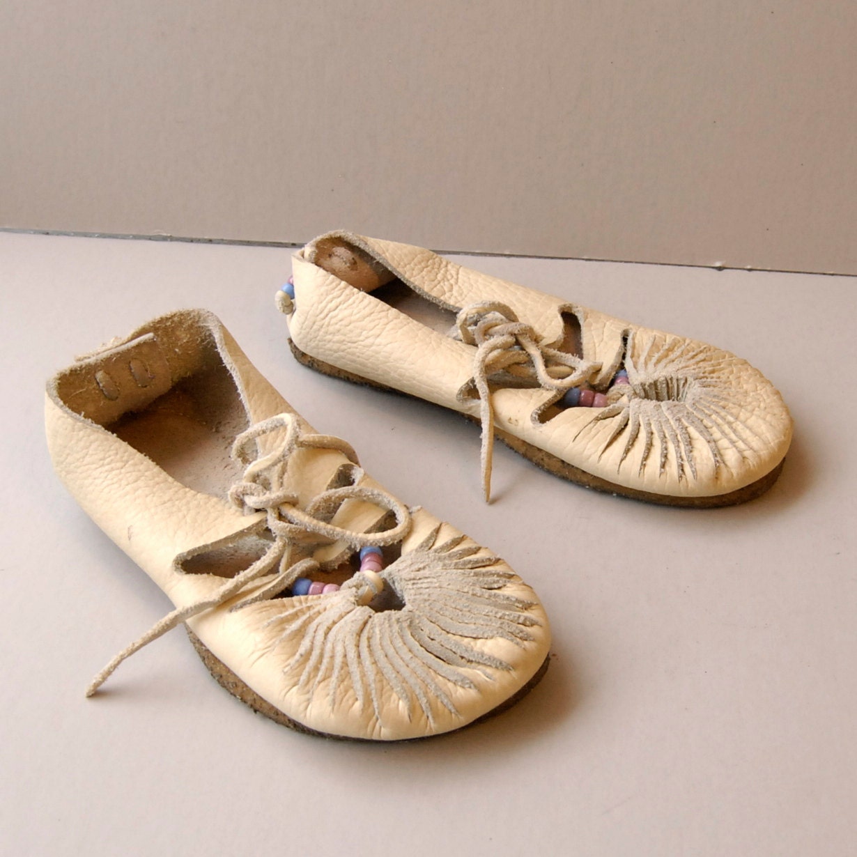 size 8.5 9 HANDMADE white leather 60s MOCCASIN beaded lace up ANKLE booties