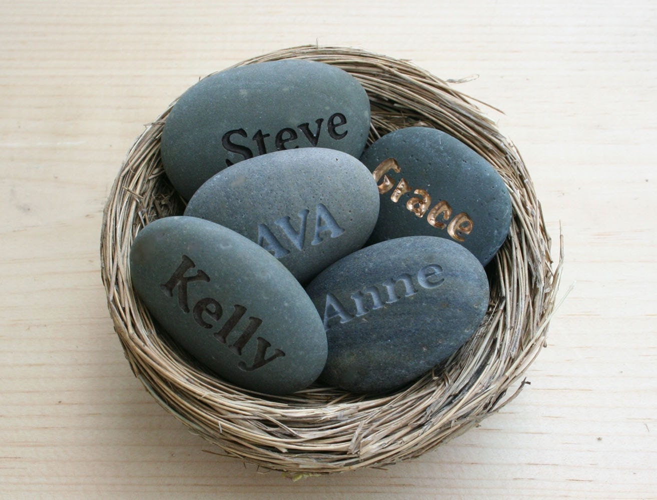 Personalized christmas gift - Set of 5 engraved stones in bird nest - engraved personalized gift by sjEngraving