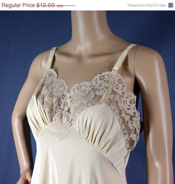 SALE 70s Beige Caresse Full Slip Dress, 34 - Vintage Lingerie