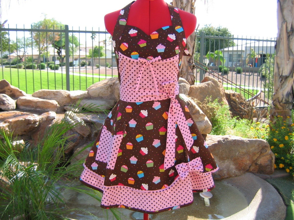 Robert Kaufman's Cupcake Confections -  Scarlett Chic -  Sassy Sweetheart Bib Apron