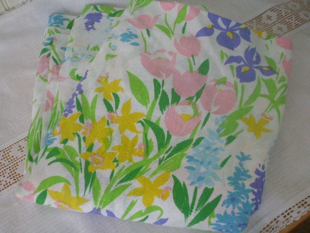 Vintage Spring Floral Twin Sheet or Reclaimed Vintage Fabric Use  Shipping Refund - PLEASE READ