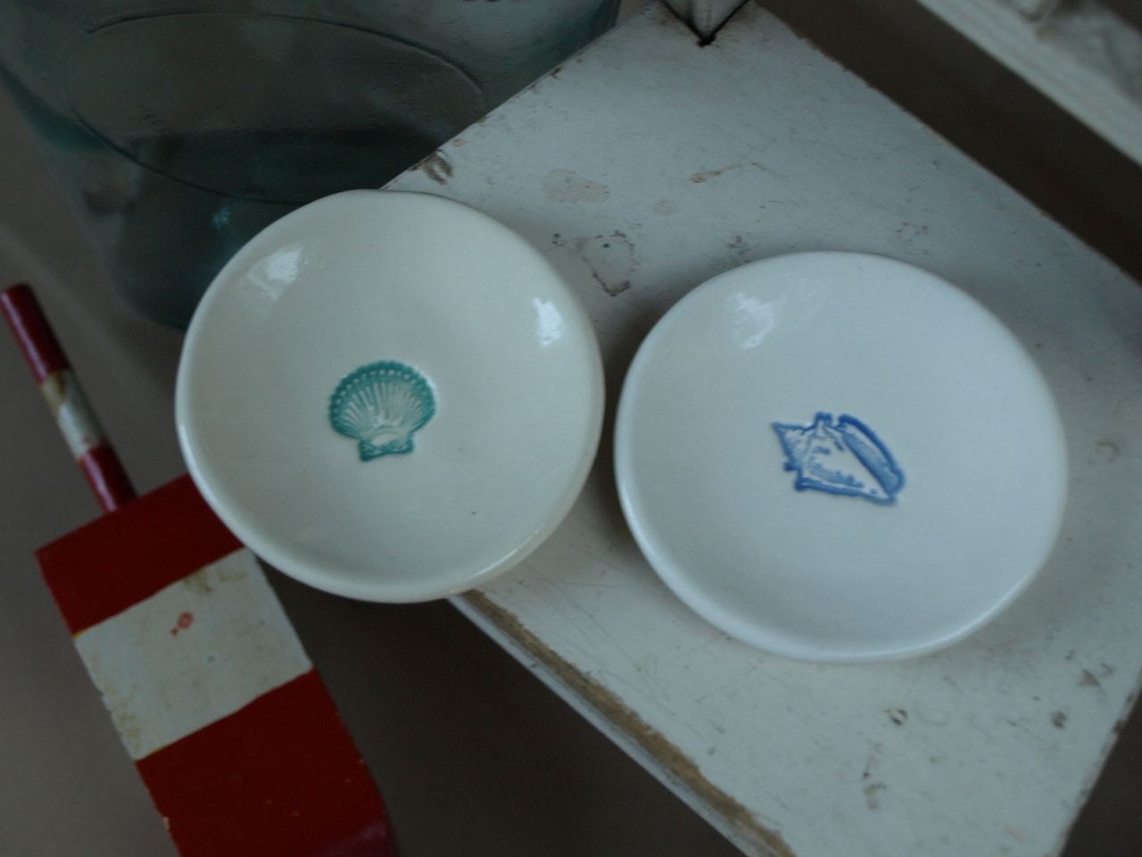 Mini Round Ceramic Dish with Blue Conch Shell