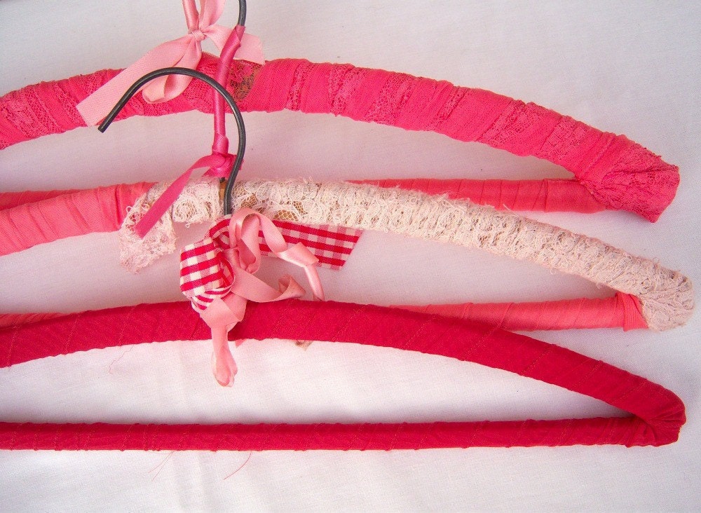 Vintage wood hangers / upcycled / pink red mauve cream lace