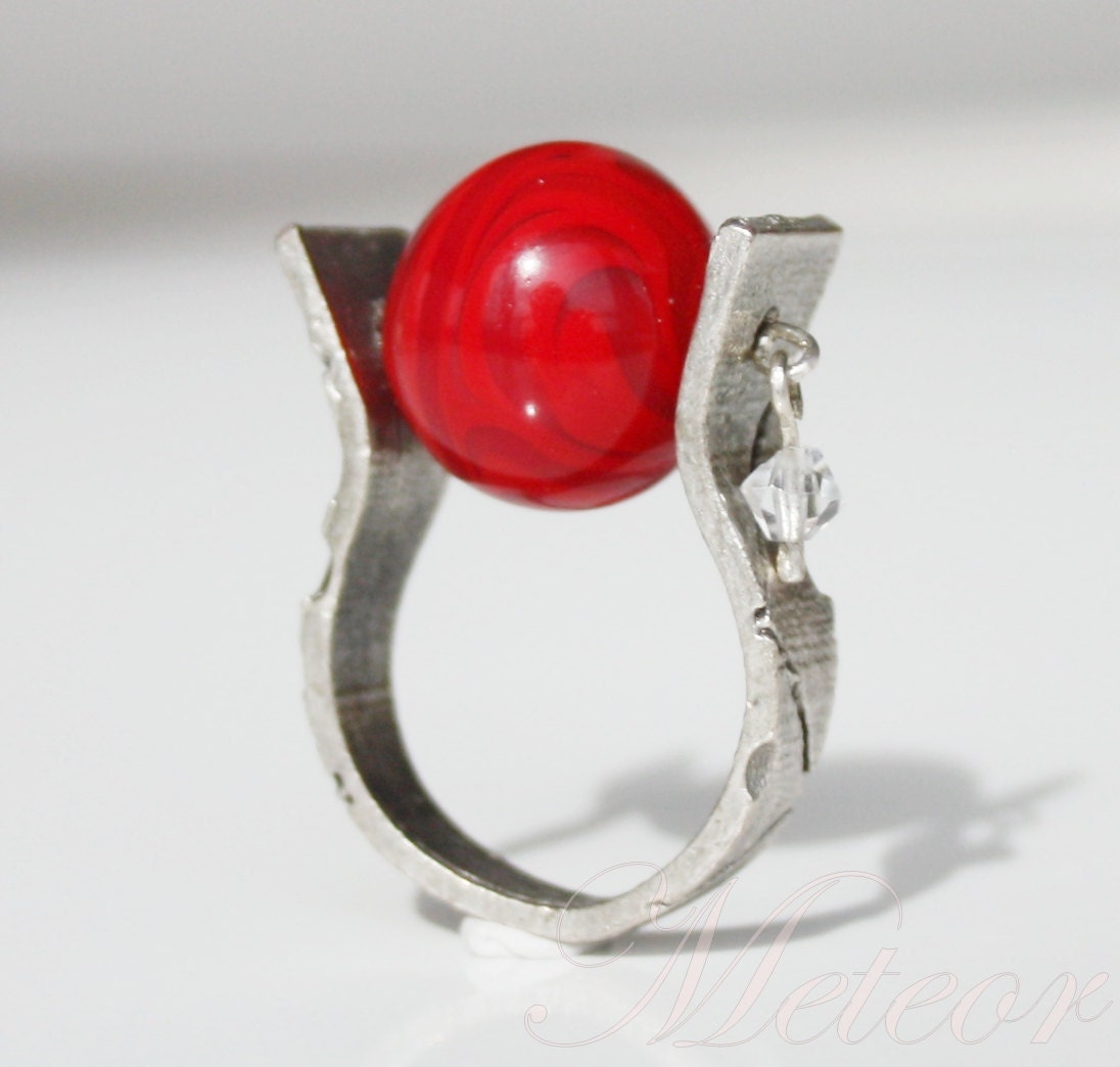 Red vintage glass bead, clear crystal, silverplated ring.Ring size:6 Dimensions 2,8 x 2,1cm.
