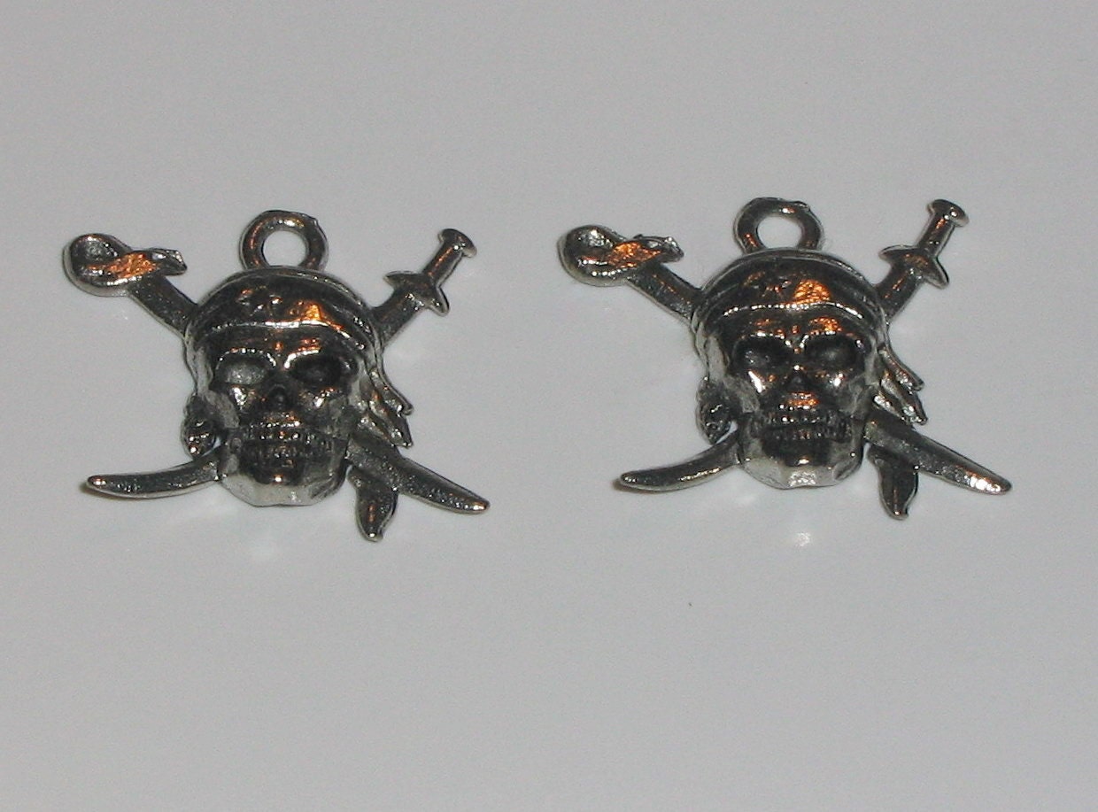 2 Silver Pewter Pirate Skull and Swords Charms (qb98)