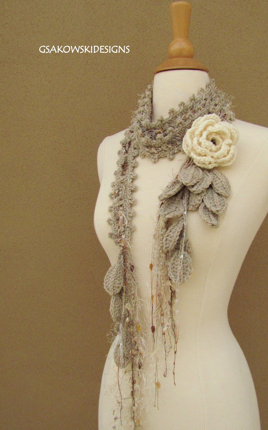 Queen Ann Rose Lariat- Cream