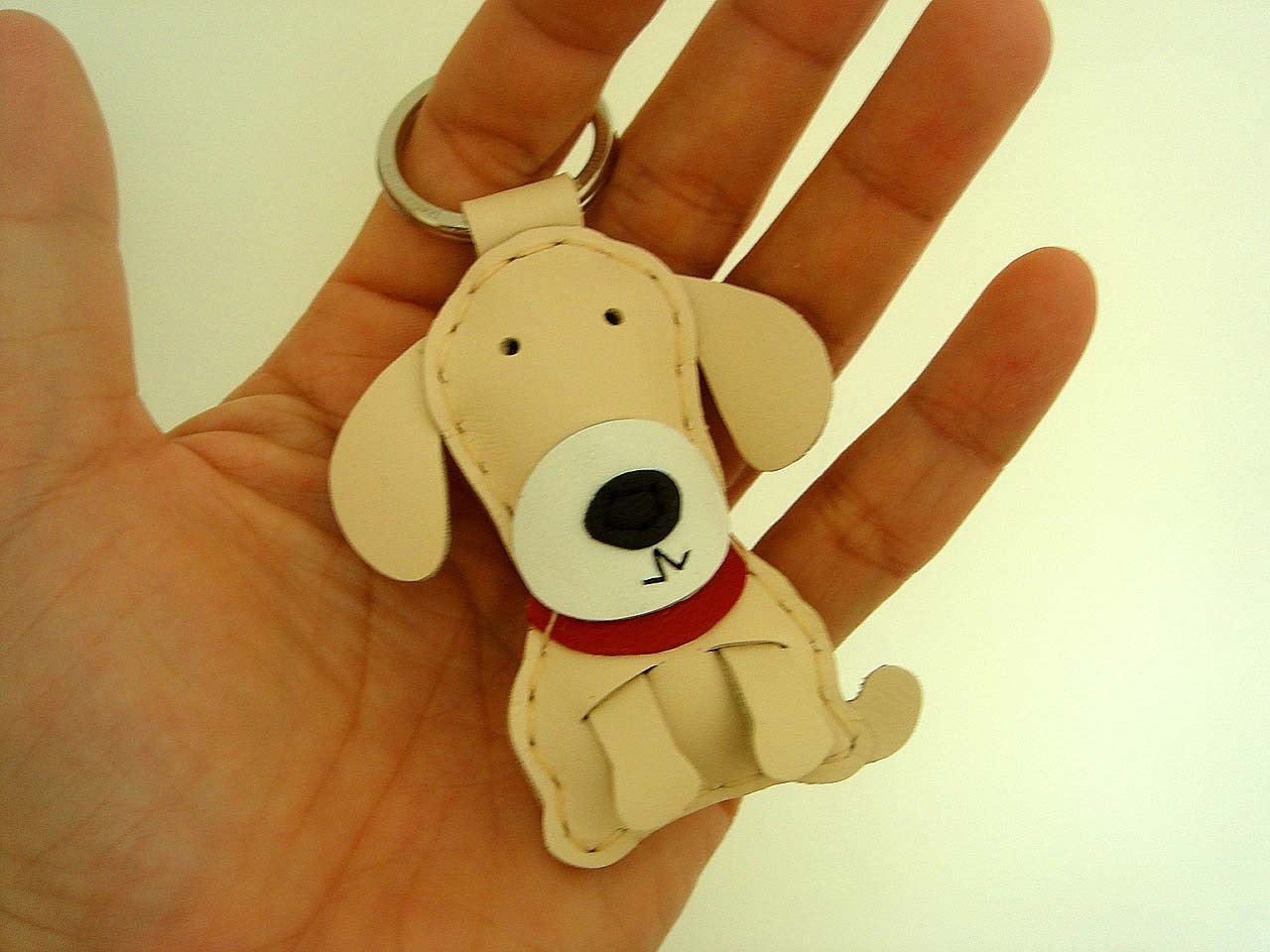 Susan the Labrador Leather Keychain ( Cream )