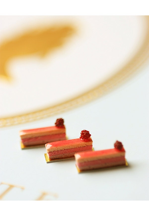 Dollhouse Miniature Food - Raspberry Cream Cake Slice - 1/12 Dollhouse Miniature Scale