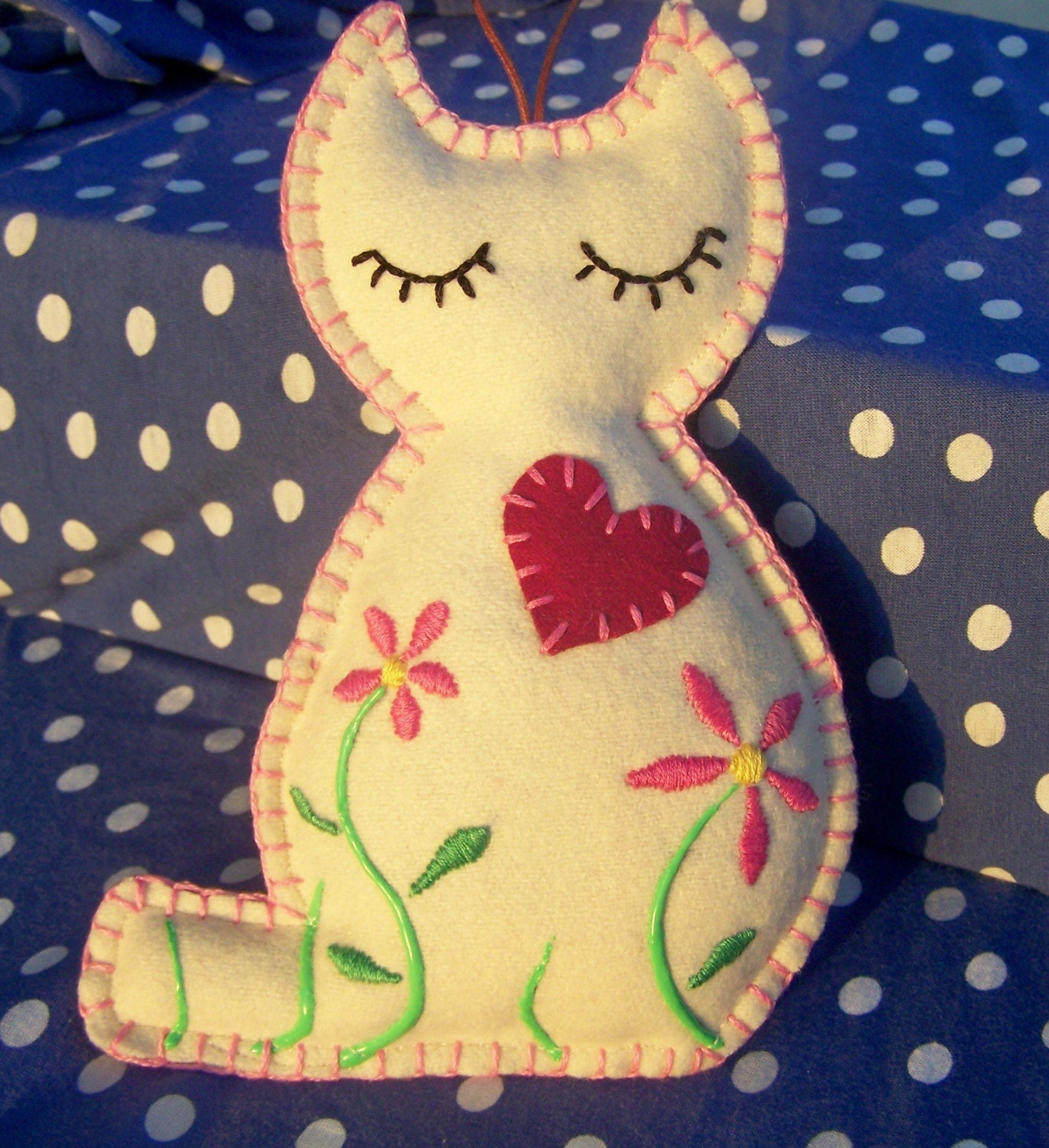 Embroidered sleeping scented kitty