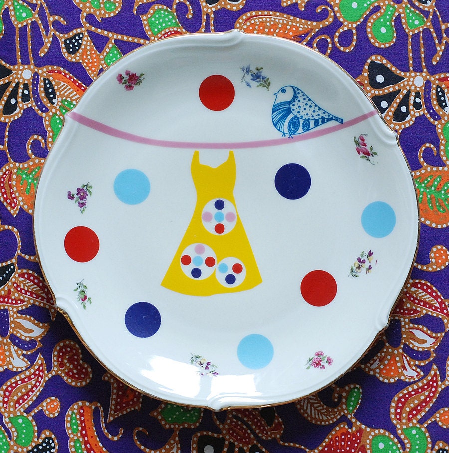 Super festive serving set of one very large and four smaller (cake/breakfast) plates