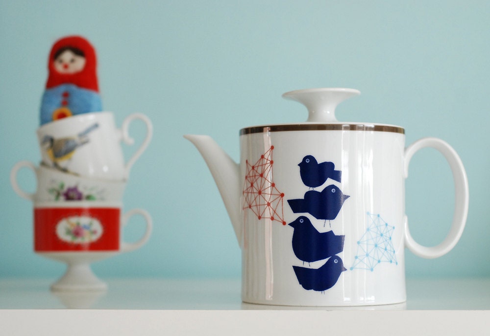 Medium-sized flock of birds teapot