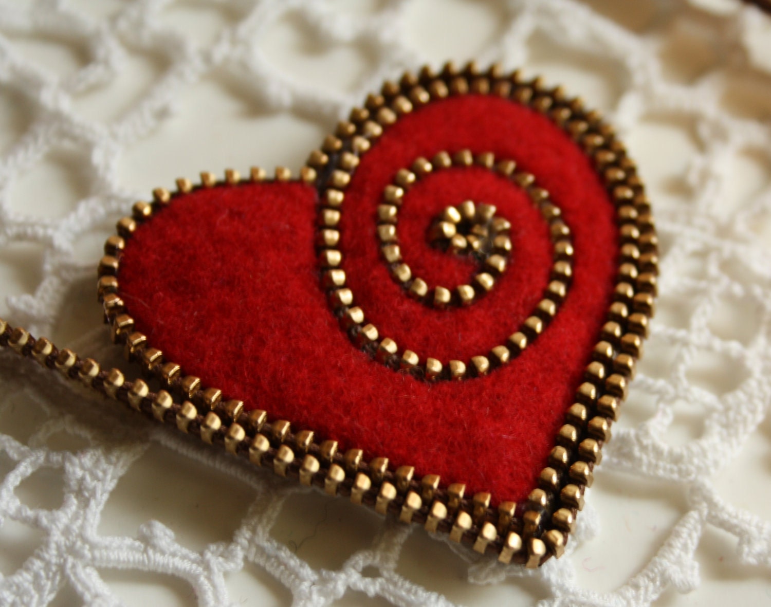 Tutorial for making a felt and zipper heart brooch PDF
