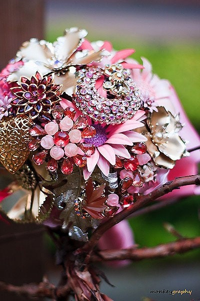 Brooch handmade bouquet  BELLES FLEURS II -  vintage brooches, earrings and more - pink and gold