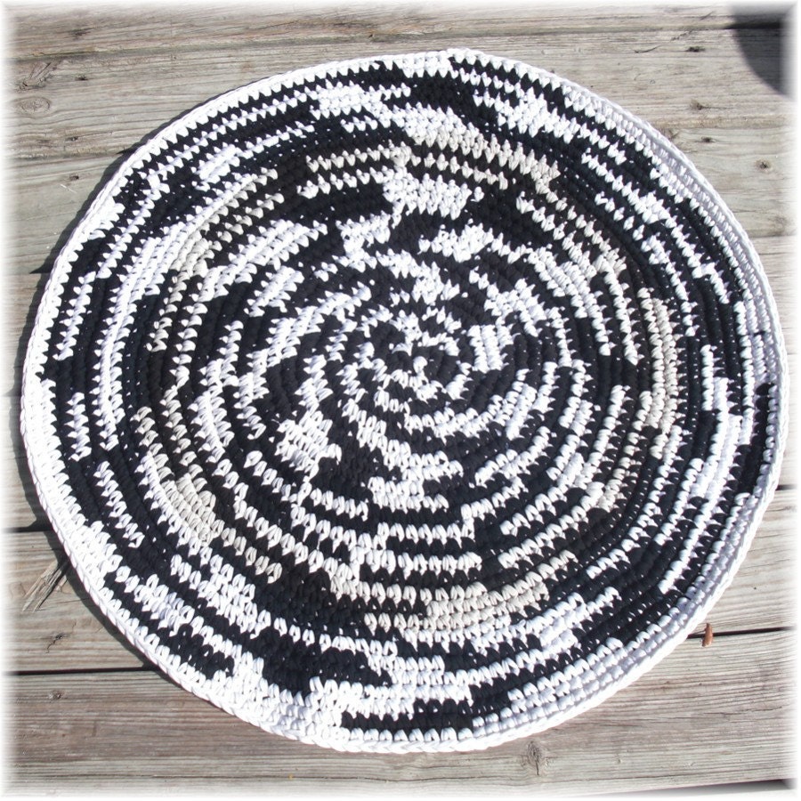 Rag Rug Black & White 32 inches