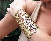 Cuff "Floral" in gold leather 5-3/4" wrist