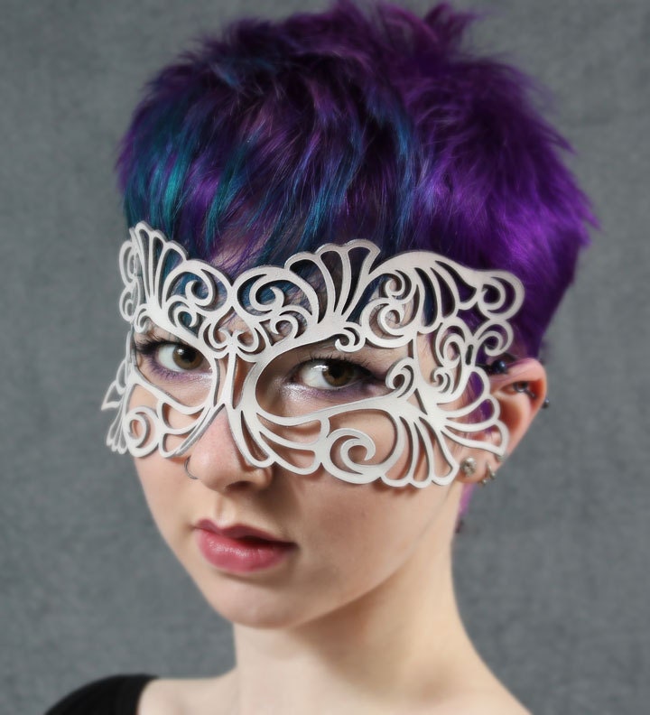 Coquette leather mask in white