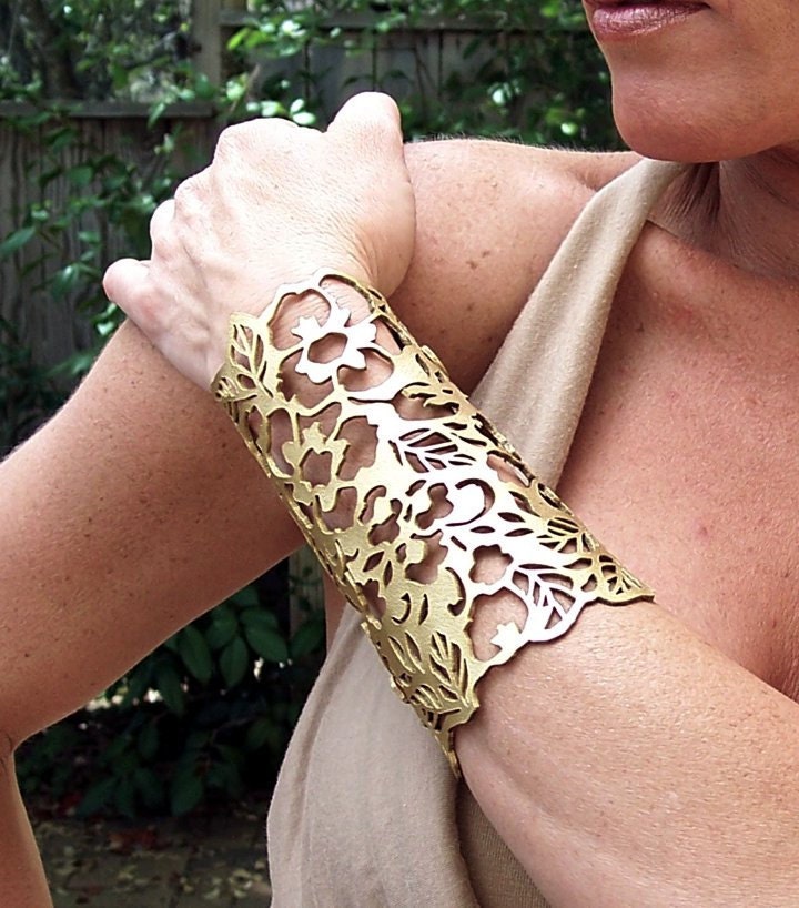 Cuff "Floral" in gold leather 5-3/4" wrist