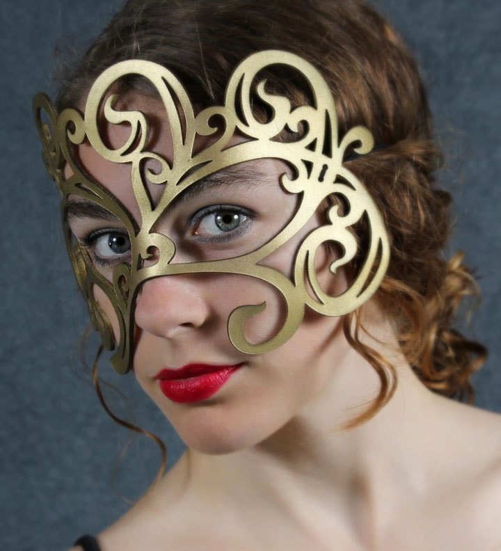 Swirly leather mask in gold