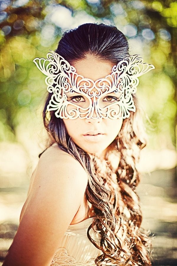 Bridal Veil leather mask in White "Rococo"