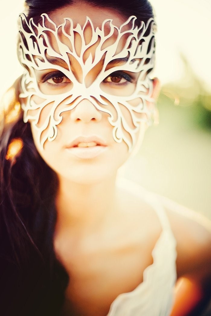 Flame leather mask in white