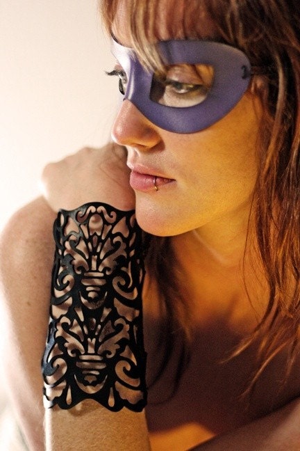 Cuff "Victorian" in black leather 5-3/4" wrist